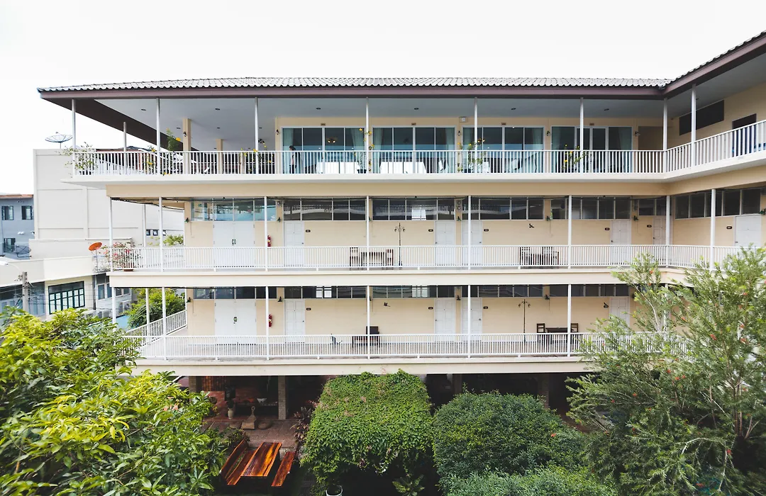 Feung Nakorn Balcony Rooms And Cafe-1