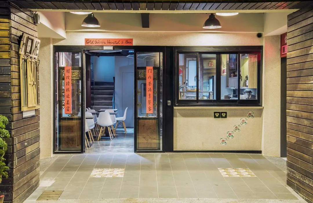 Old Door Hostel & Bar-1