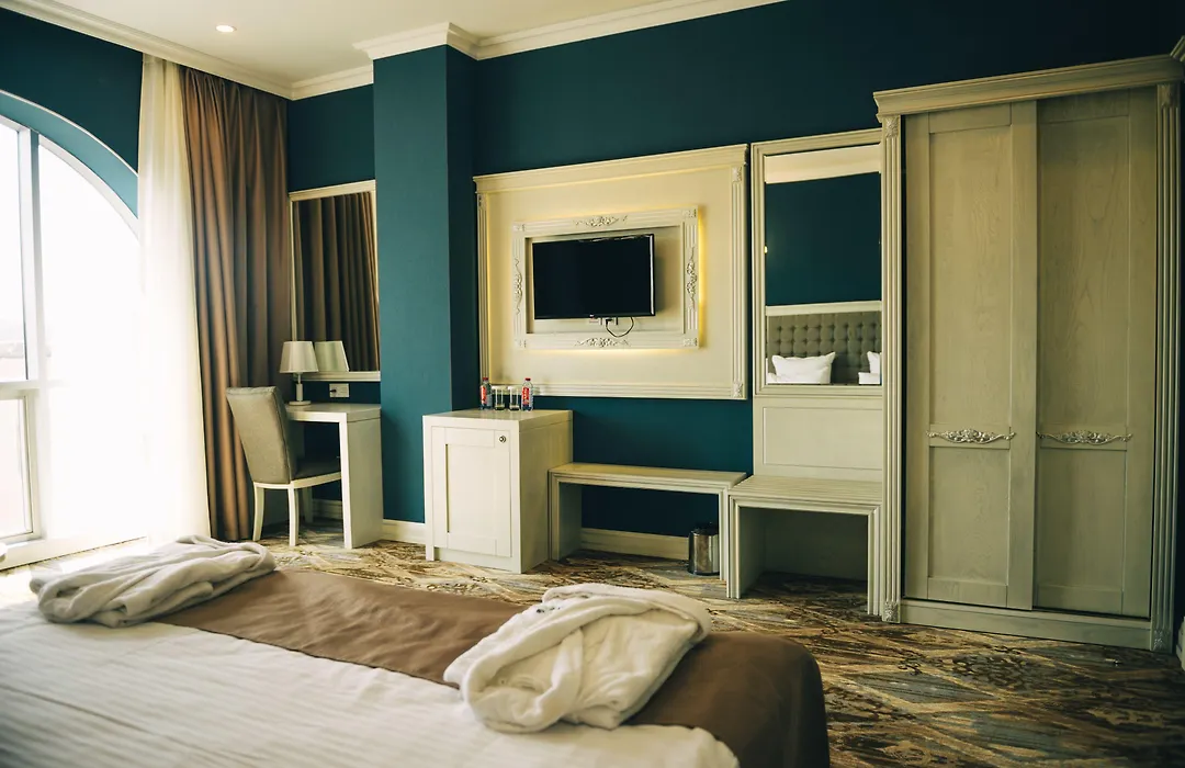 Emerald Suite Hotel-1