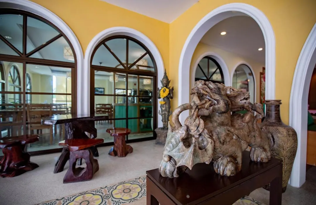 Royal Pineapple Hotel L A Welcome To Wealth And Good Fortune-1
