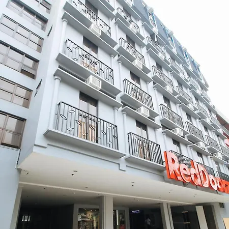 Reddoorz Plus @ Jardin Suites Guadalupe Nuevo-3