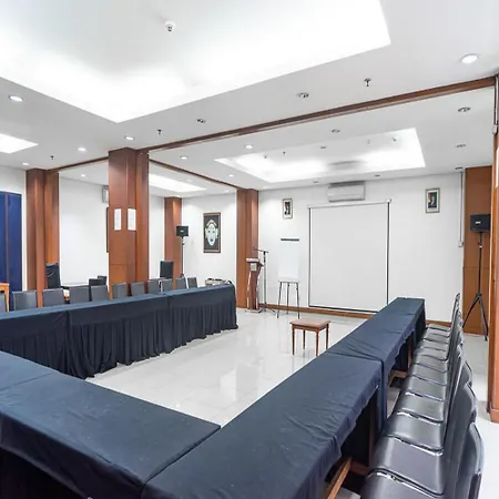 Reddoorz Plus At Blue Pacific Blok M-2