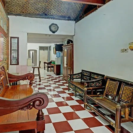 Spot On 91915 Homestay Superman-3