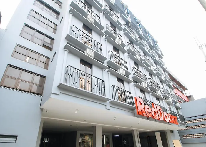 Reddoorz Plus @ Jardin Suites Guadalupe Nuevo