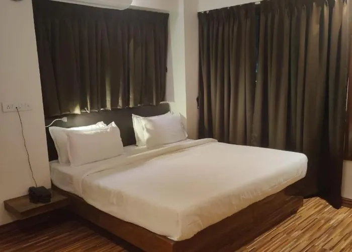 Fluorescent By Bizzgrow Hotels-Viman Nagar Pune
