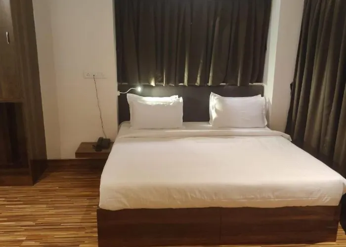 Fluorescent By Bizzgrow Hotels-Viman Nagar Pune