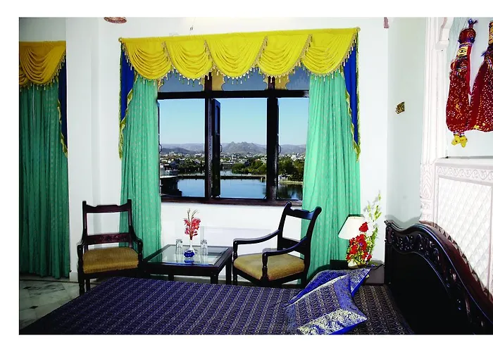 Hotel Hill Lake