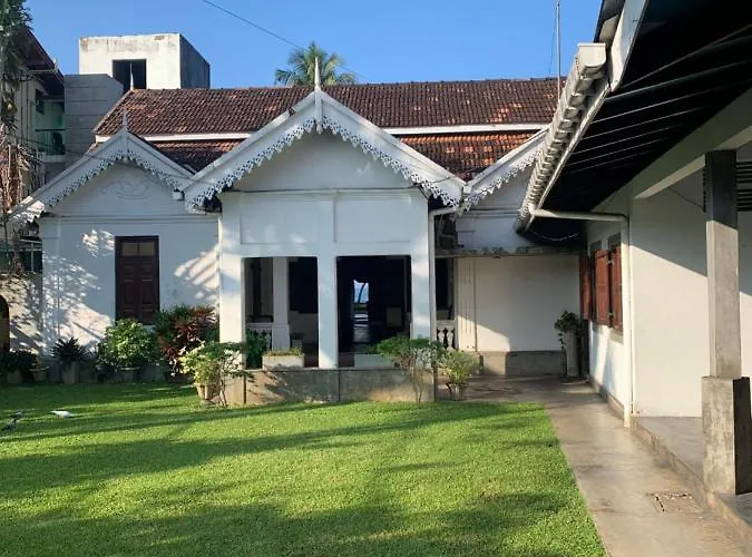 Curry Bowl Restaurant & Turtles Rest Bed & Breakfast Hikkaduwa