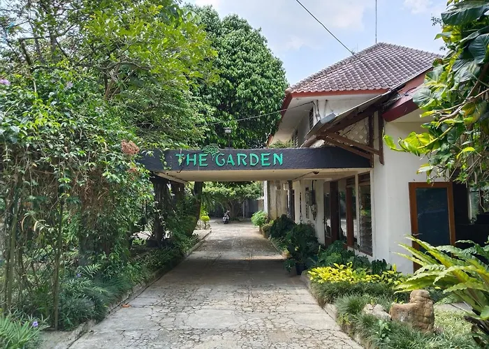 The Garden Family Guest House Powered By Cocotel