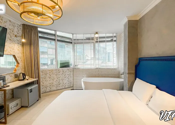 A In Hotel Del Luna