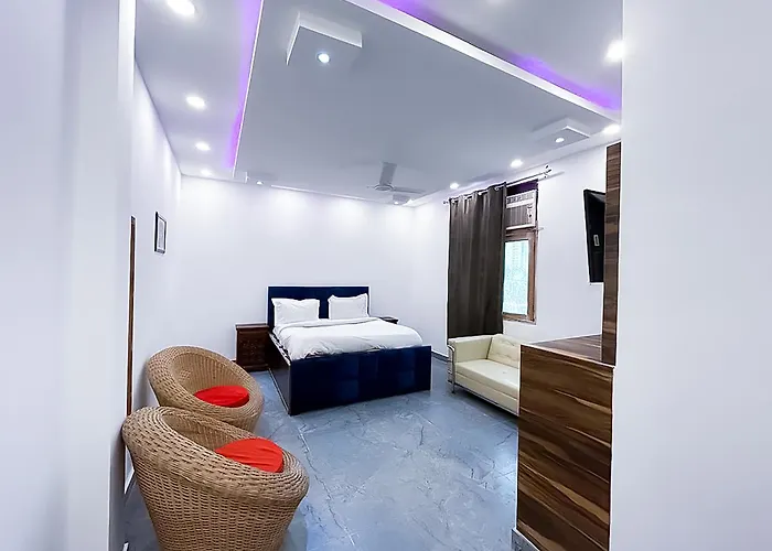 Hotel Js Garden - Near Noida Sec -132 Metro Station