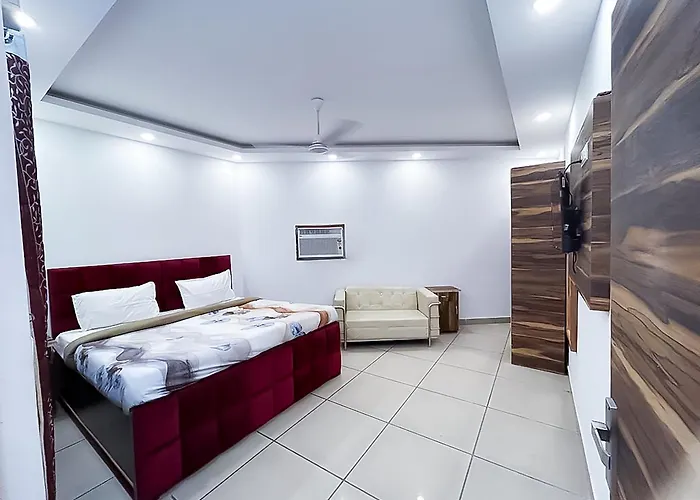Hotel Js Garden - Near Noida Sec -132 Metro Station
