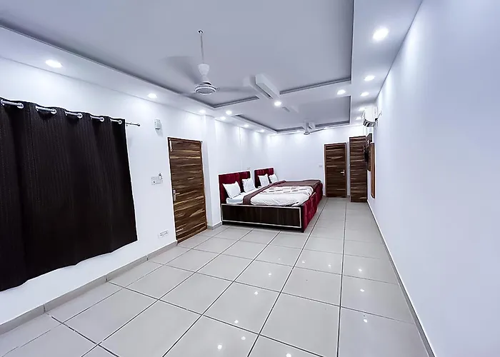 Hotel Js Garden - Near Noida Sec -132 Metro Station