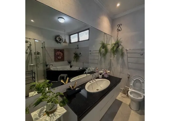Ndalem Bu Fit Villa