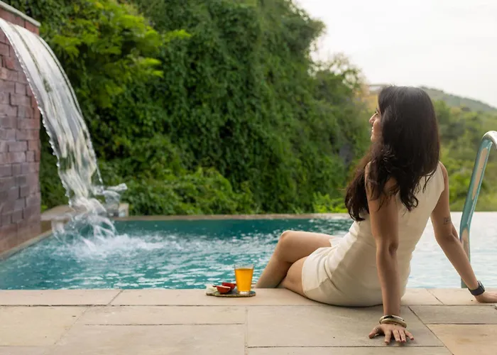 Stayvista'S Sage Scenery - Mountain-View Villa With Infinity Pool & Terrace