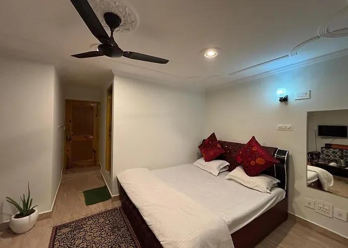 Hotel Crescent Srinagar 