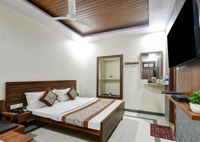 Hotel New Royal Just Near Old Delhi Railway Station And Red Fort