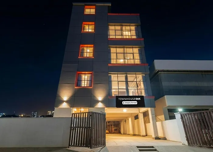 Super Townhouse Oak Kamineni Bus Stop