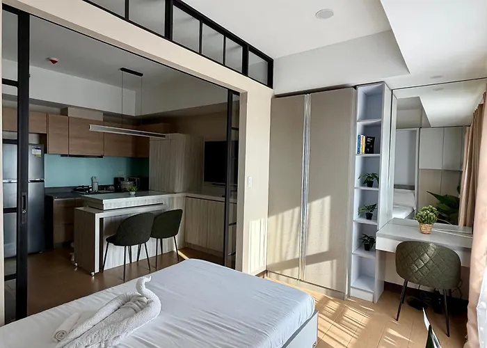 Sunset View In Venice Grand Canal Mall Suite, Pet Friendly, Walking Distance To Venice Mall, 5 Mins Away To Bgc