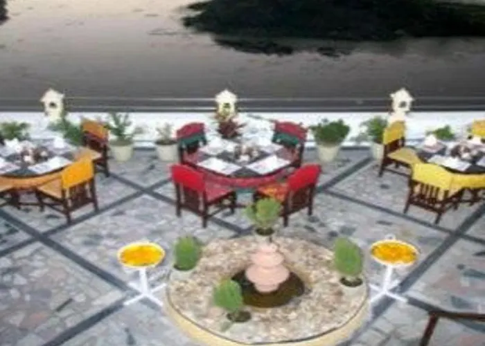 Hotel Hill Lake