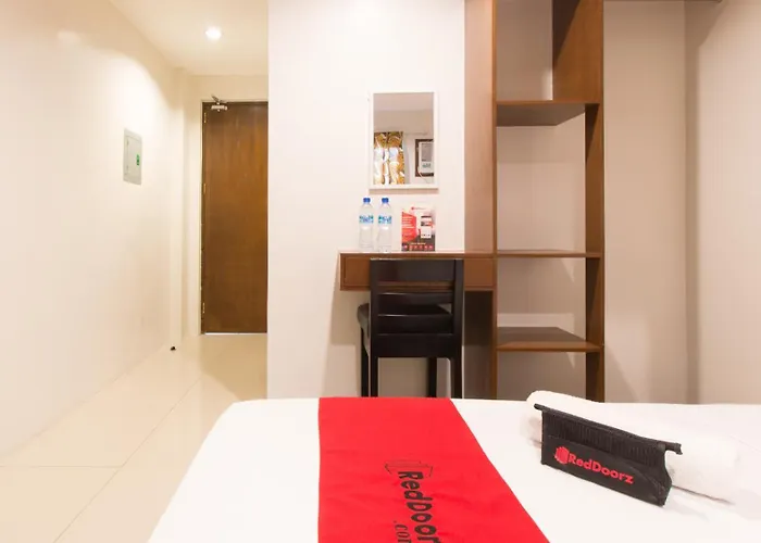 Reddoorz Plus @ Diola Villamonte Bacolod